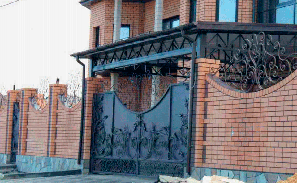 Изготовление Кованая входная группа кирпич с коваными вставками в Москве