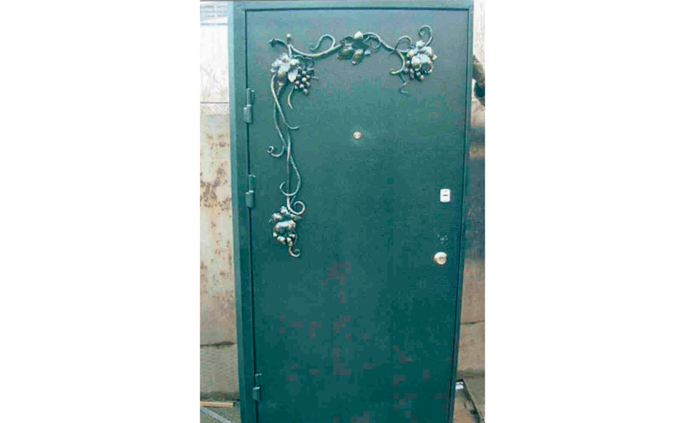 Изготовление железная дверь с коваными элементами в Москве